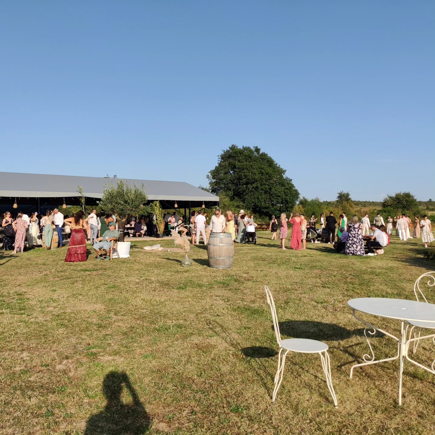 Photo de l'extérieur d'un mariage montrant les invités pendant le vin d'honneur au Jas du Camper