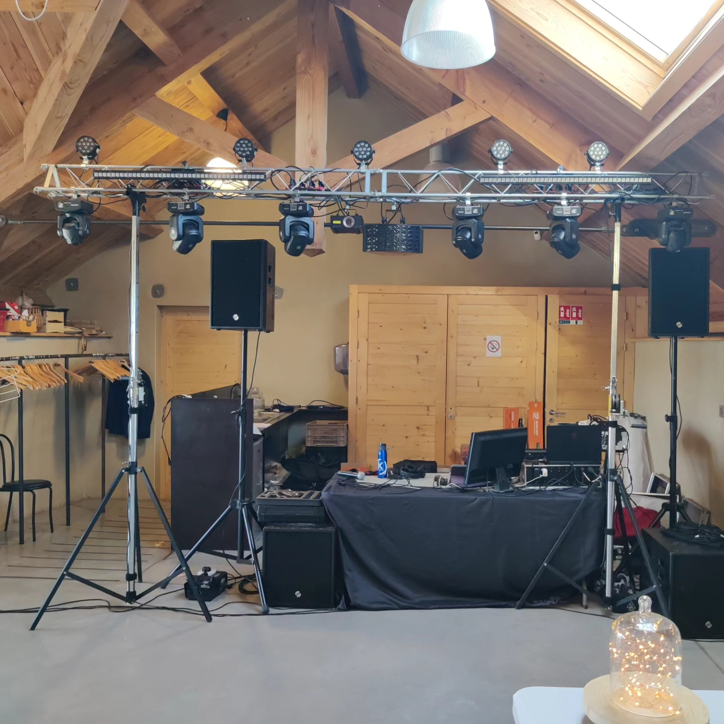 Setup intérieur de mariage au Jas du Camper avec sonorisation et lumière d'ambiance