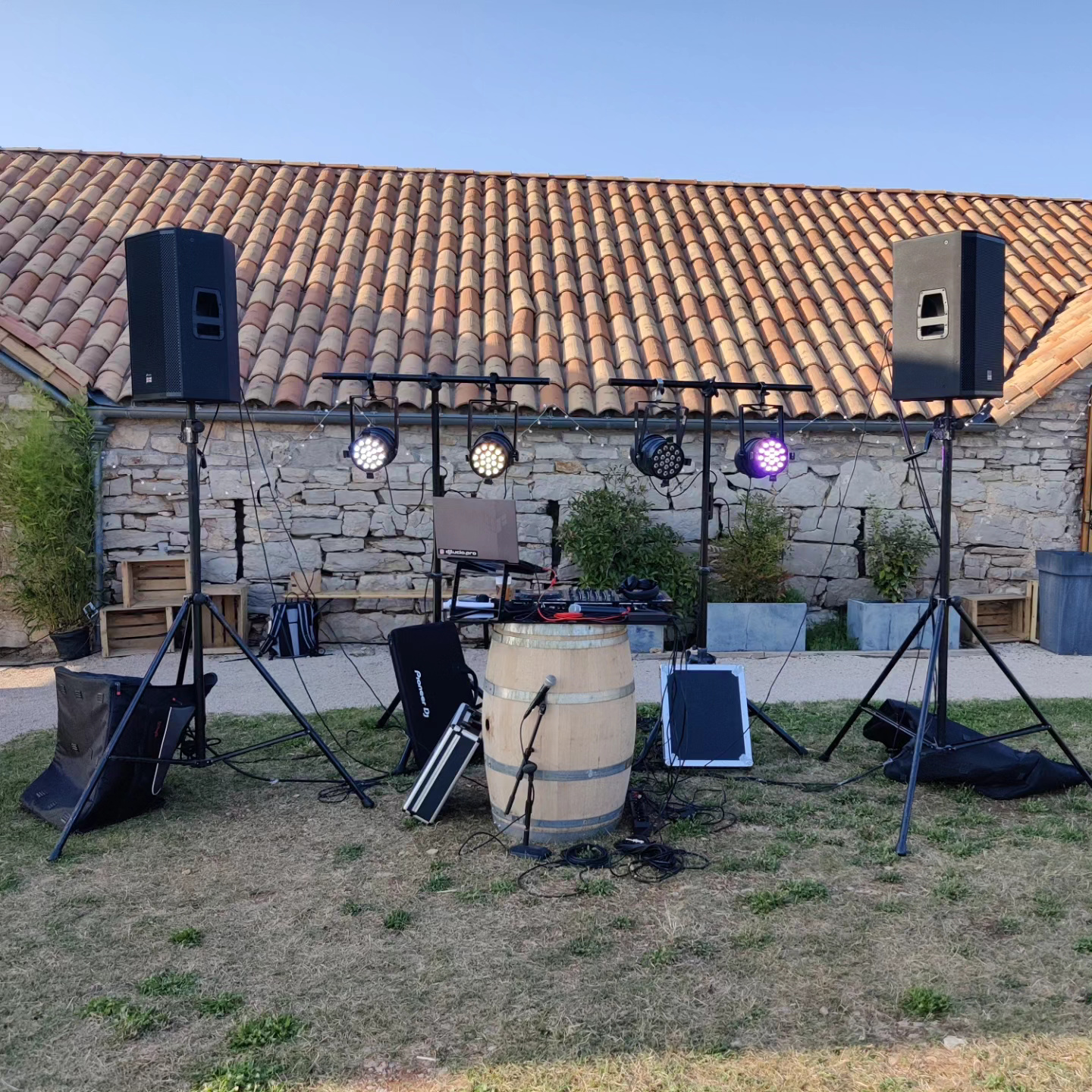 Setup DJ extérieur avec sonorisation et lumière pour un mariage au Jas du Camper en Aveyron
