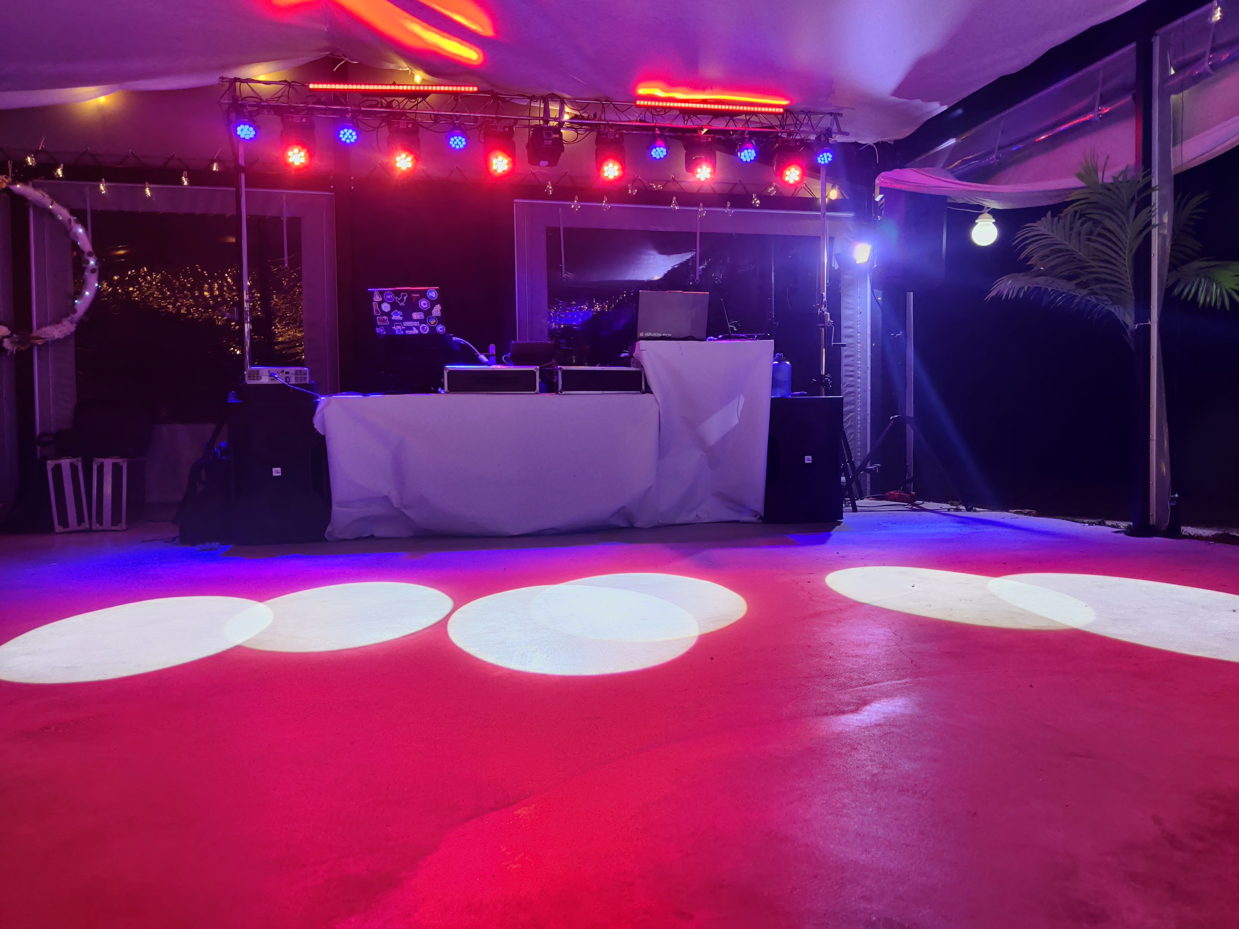 Magnifique salle de mariage au Jas du Camper en extérieur vue depuis la piste de danse