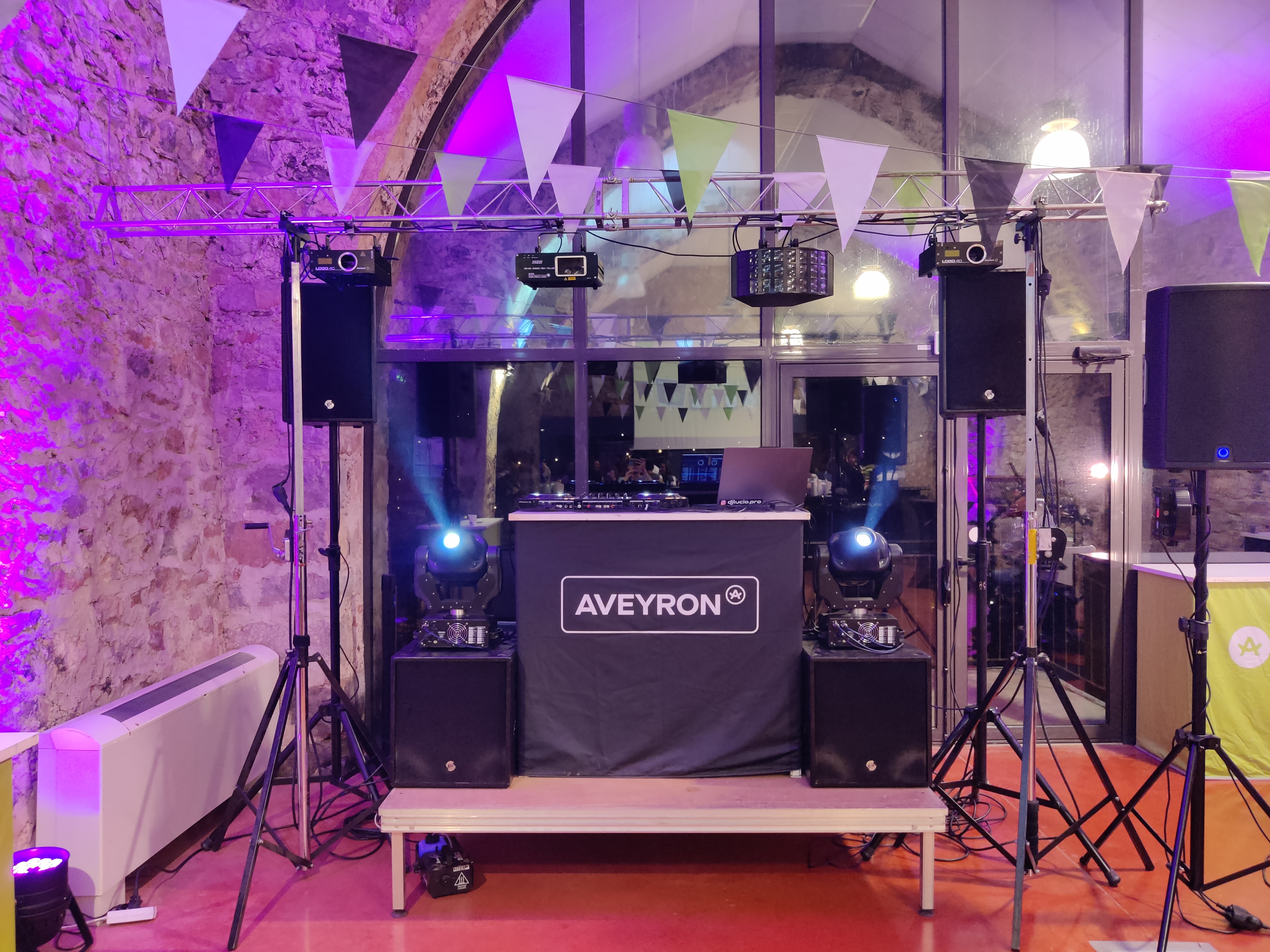 Sonorisation et lumière de soirée pour une soirée organisée par l'Aveyron dans une salle des fêtes à Millau