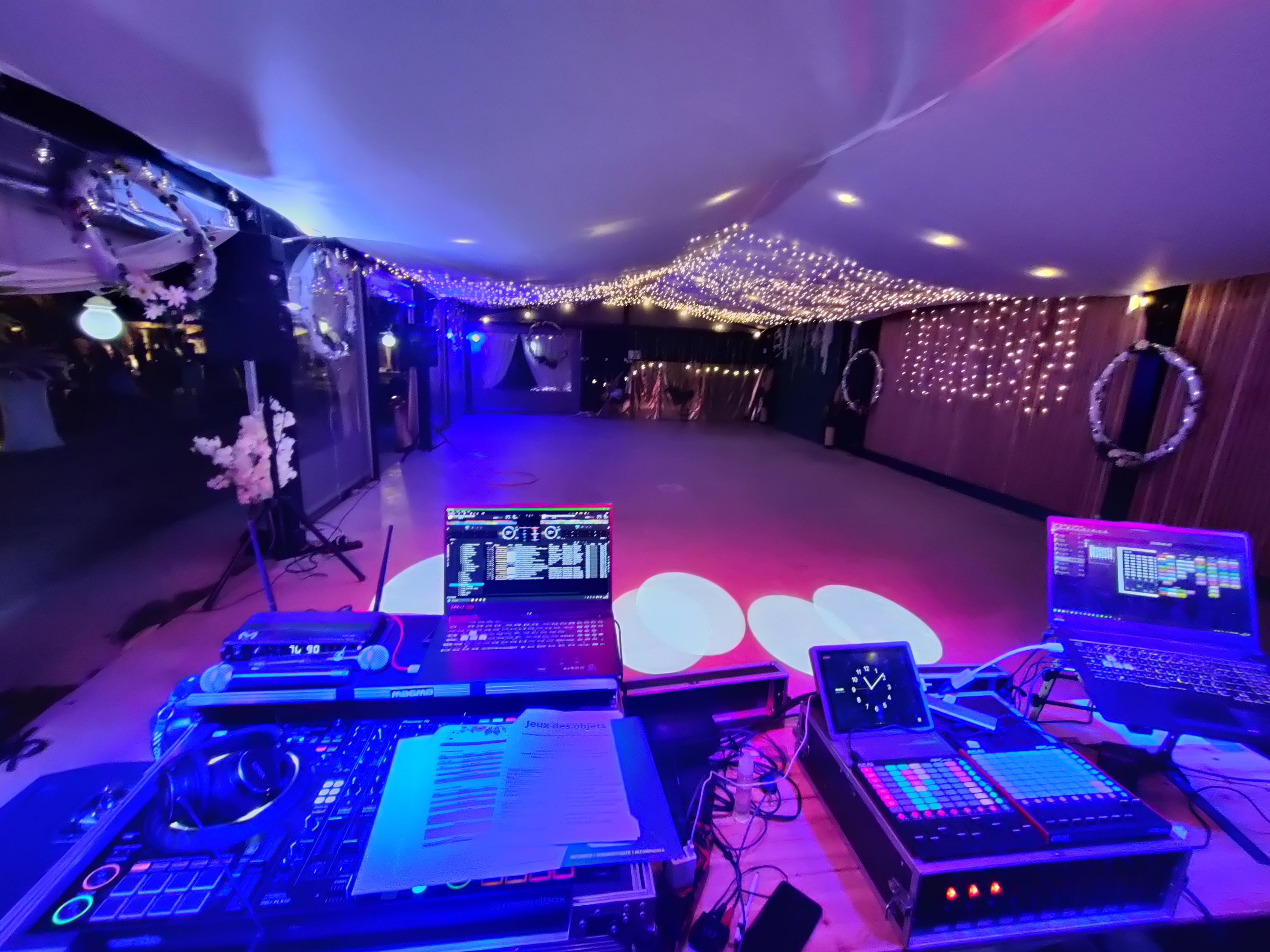 Magnifique salle de mariage au Jas du Camper en extérieur vue depuis le DJ