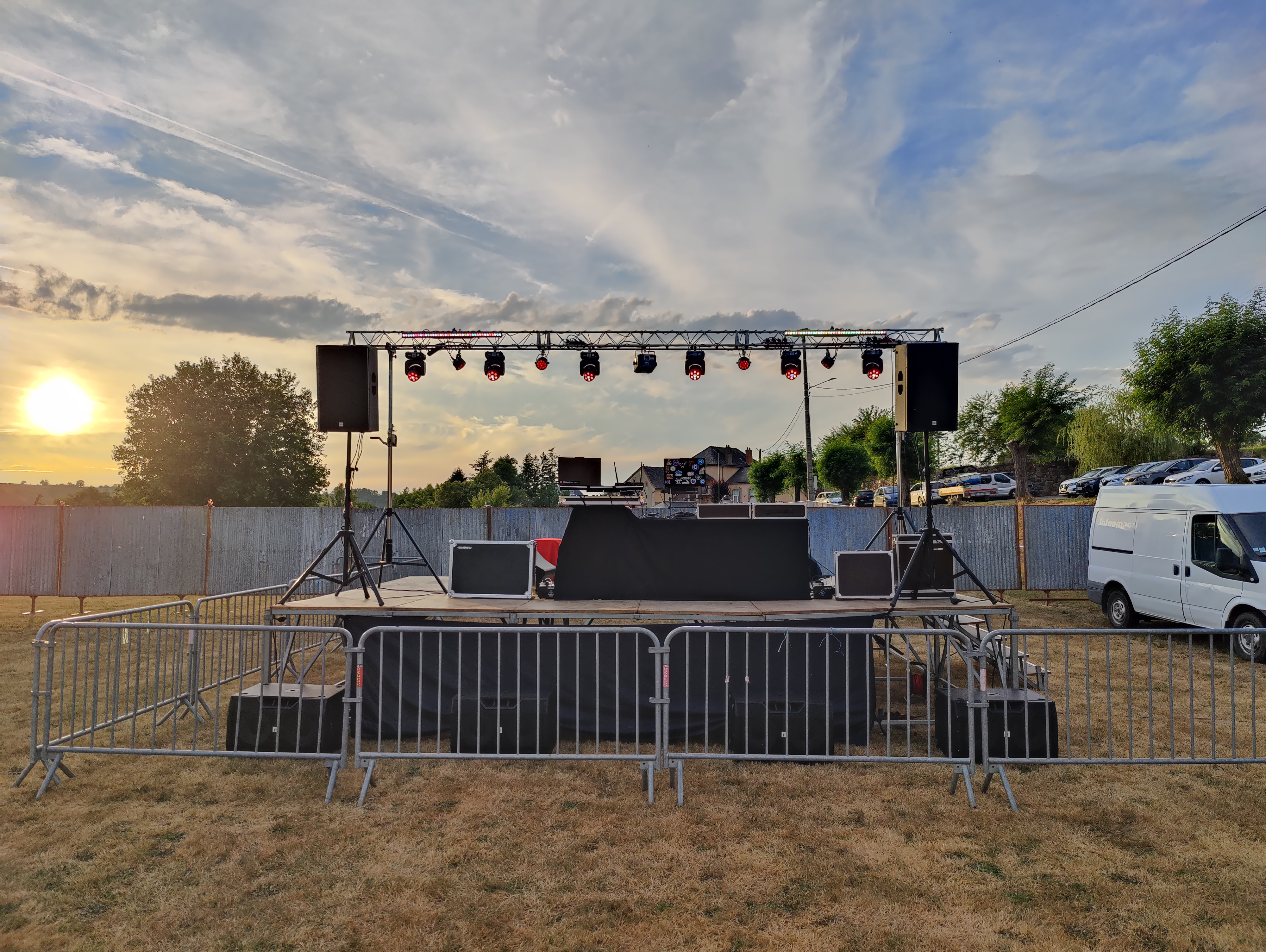 Plateau de Luxen Event avec sonorisation et lumière pour une fête de village