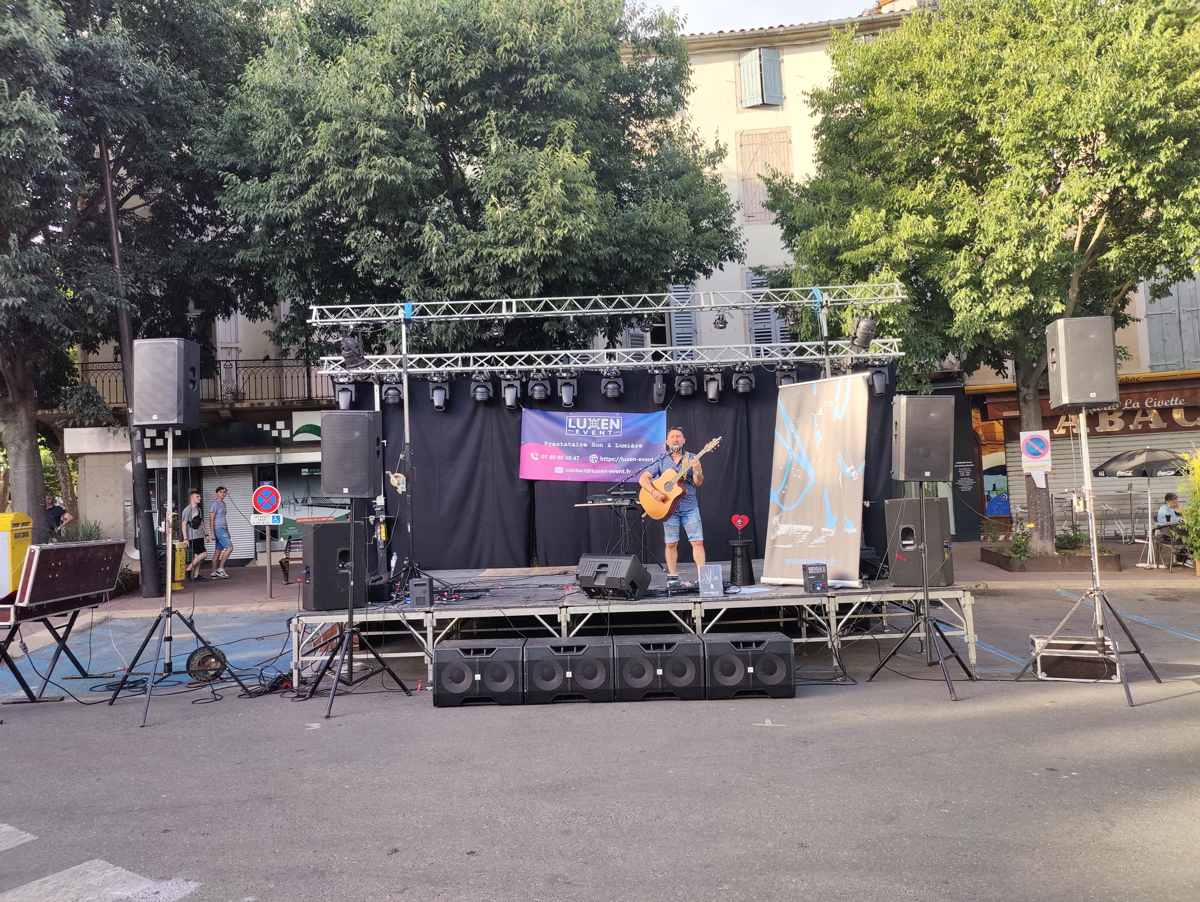 Scène et podium de Luxen Event avec grosse sonorisation et lumière pour la fête de la musique à Millau