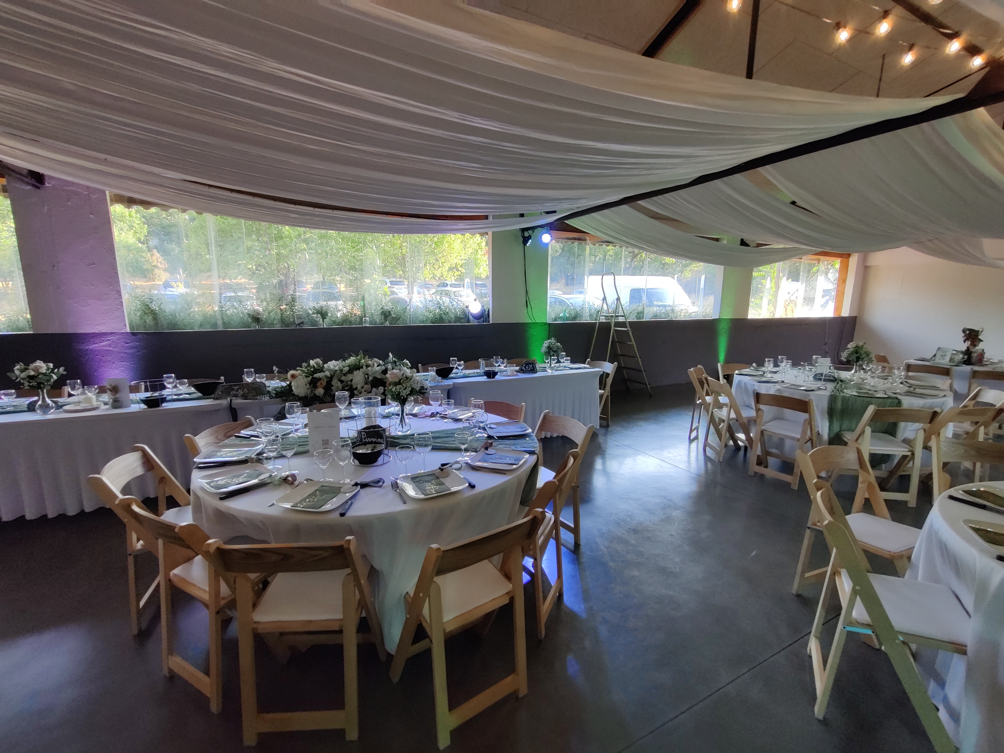 Photo de table de mariage avec mise en lumière du lieu