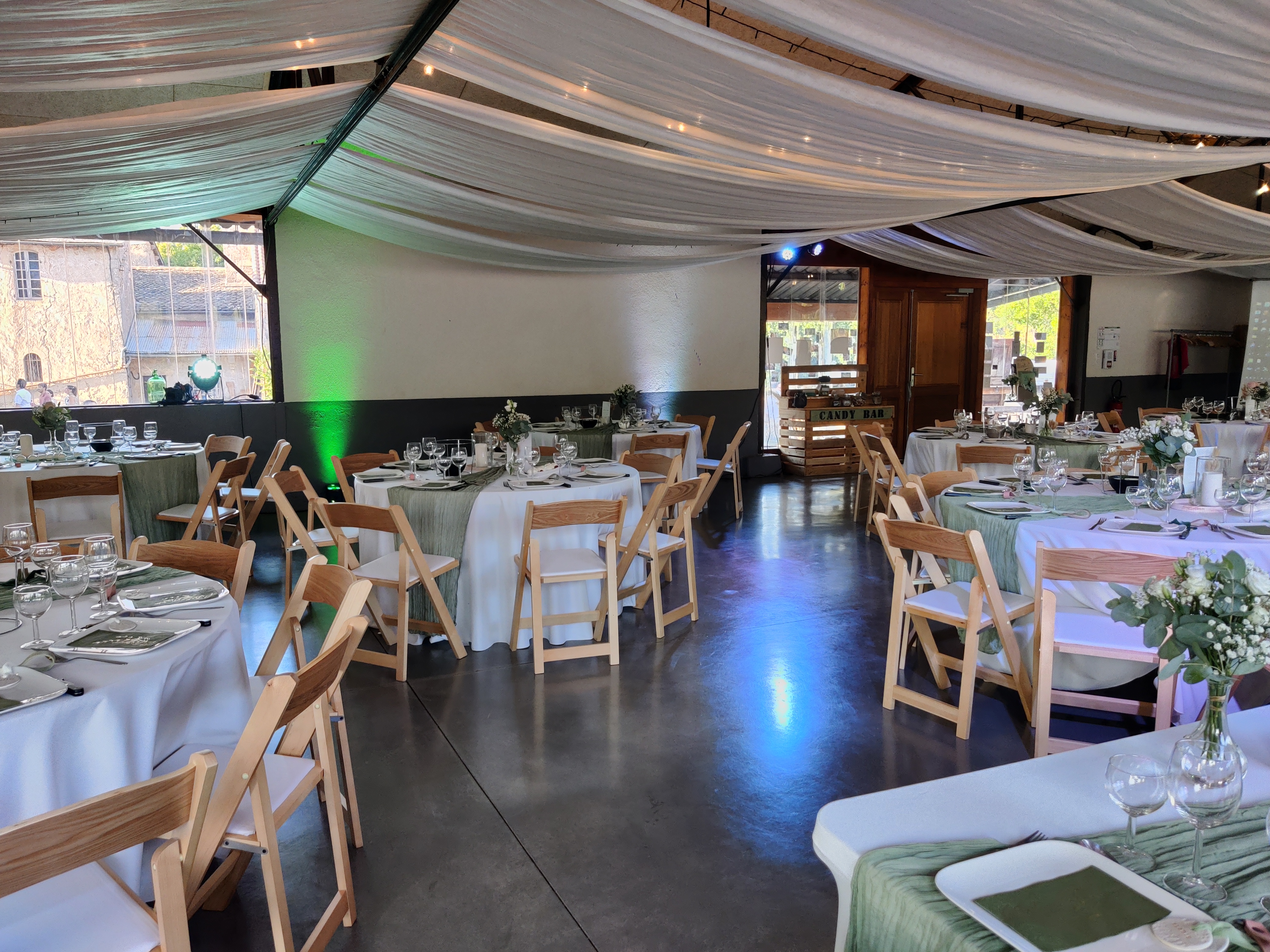 Photo de table de mariage avec mise en lumière du lieu