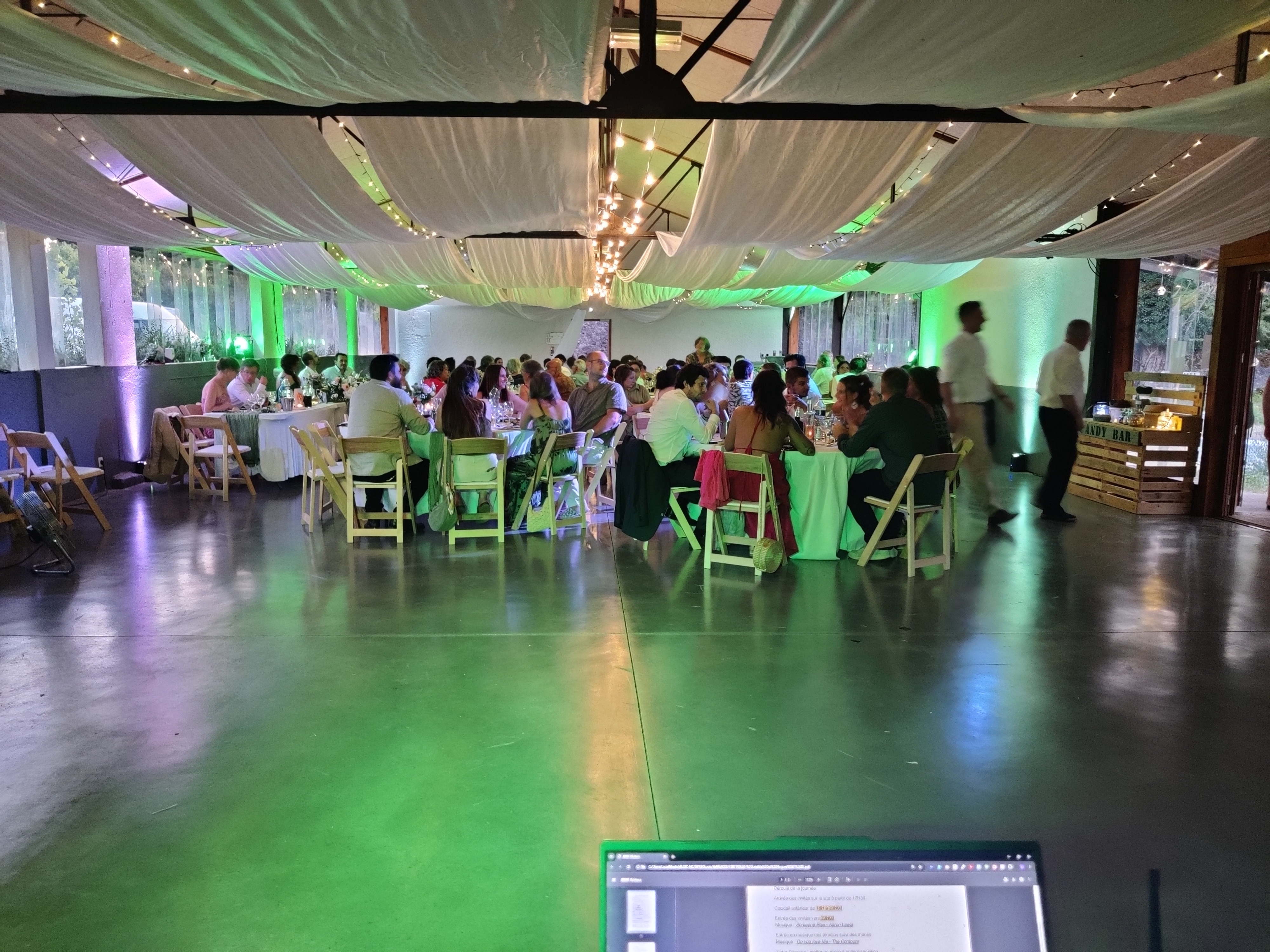 Photo de repas de mariage avec mise en lumière de la salle