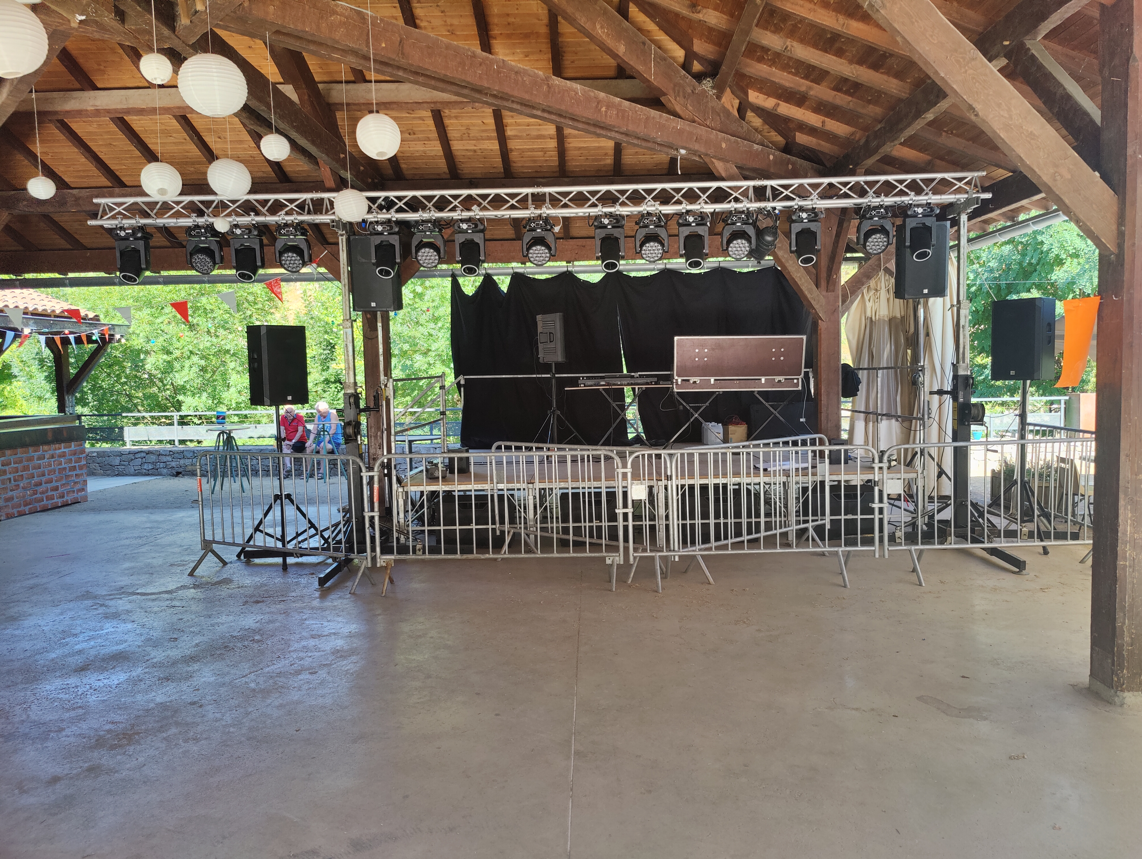 Scène de fête de village à Verrières en Aveyron avec lumière et sonorisation
