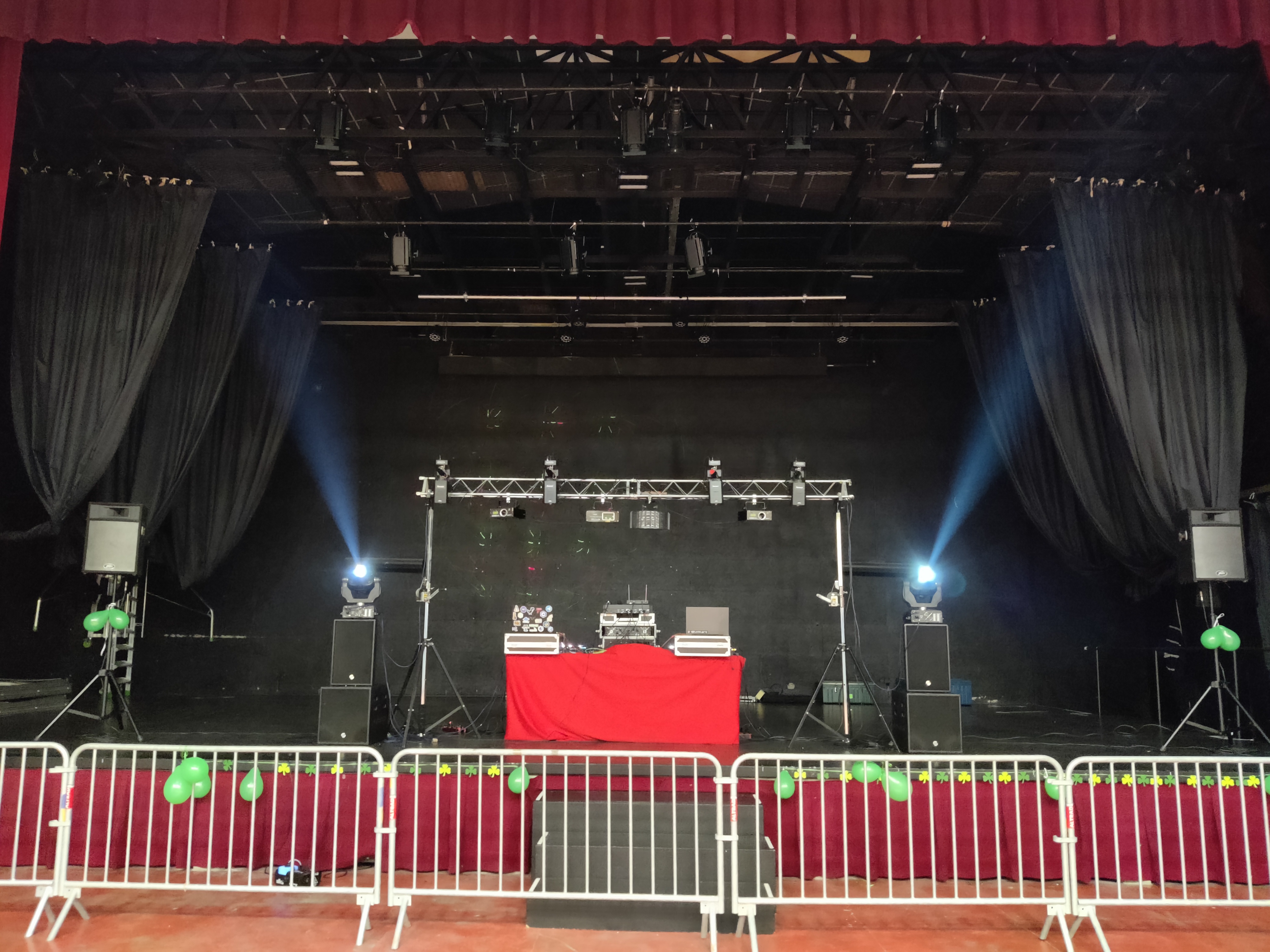 Photo du plateau pour la Saint-Patrick avec sonorisation et lyres au sol