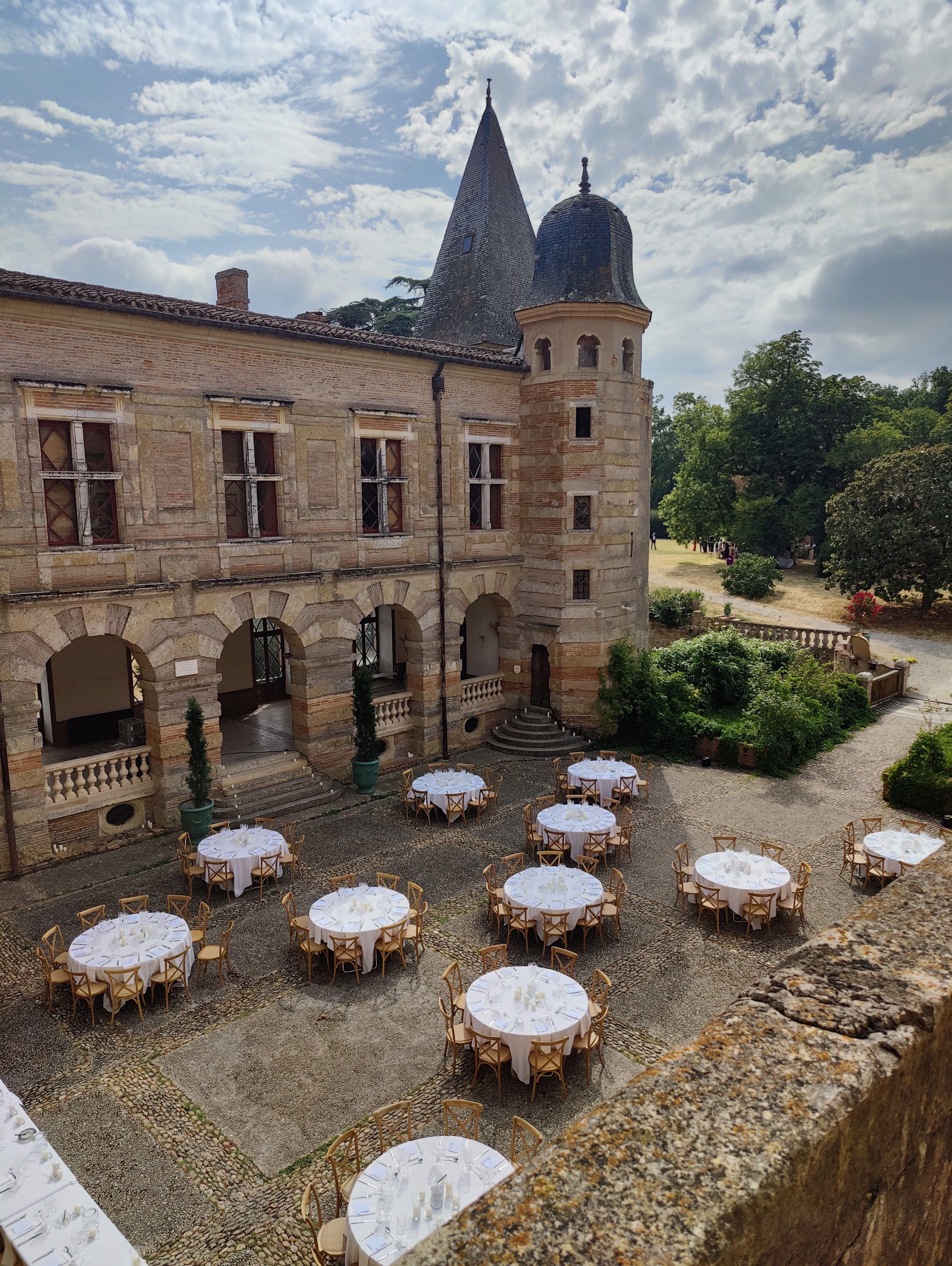 Photo de tables de mariage dans un château