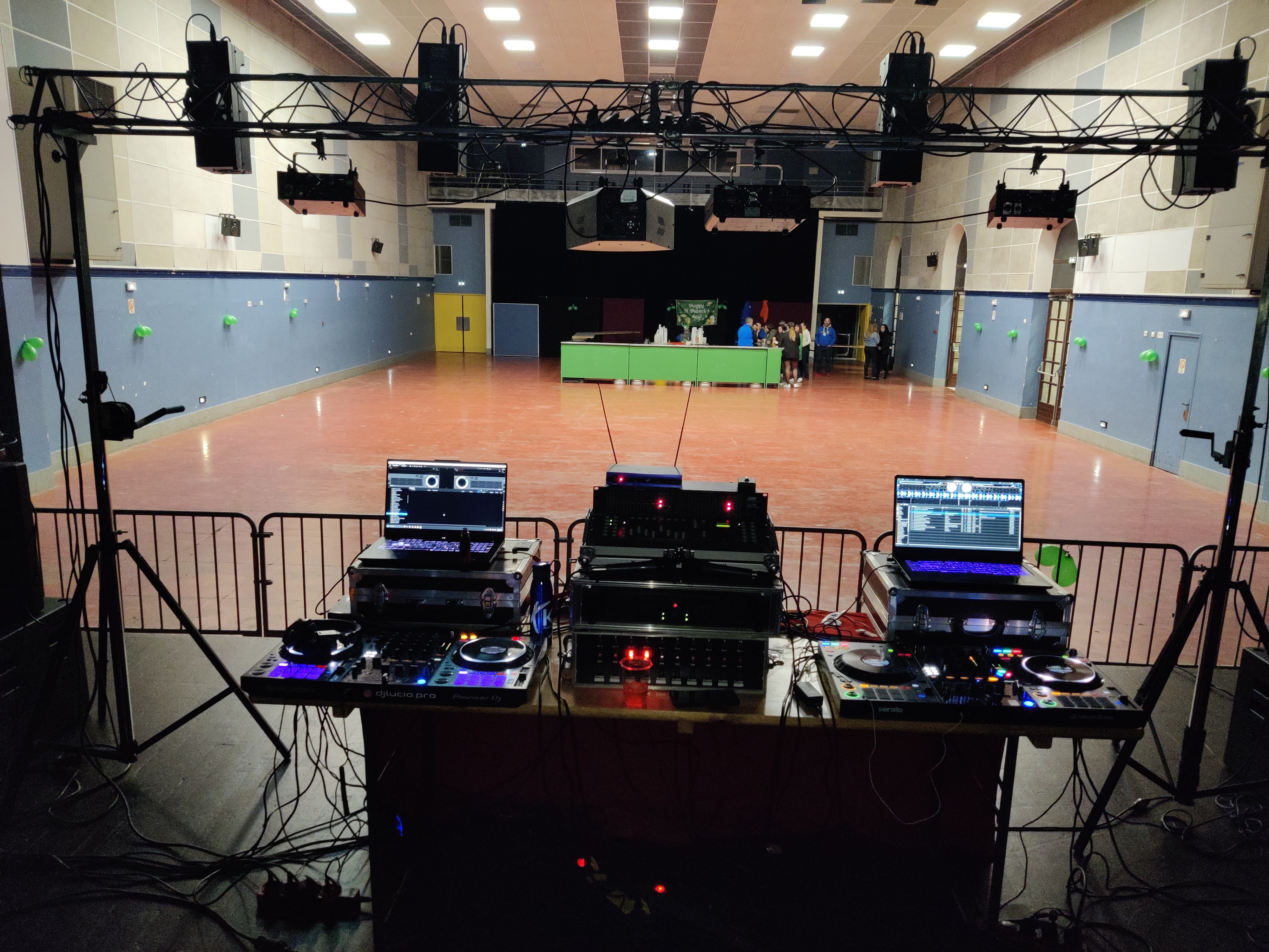 Photo de la régie DJ et de la salle pour la Saint-Patrick à Saint-Affrique