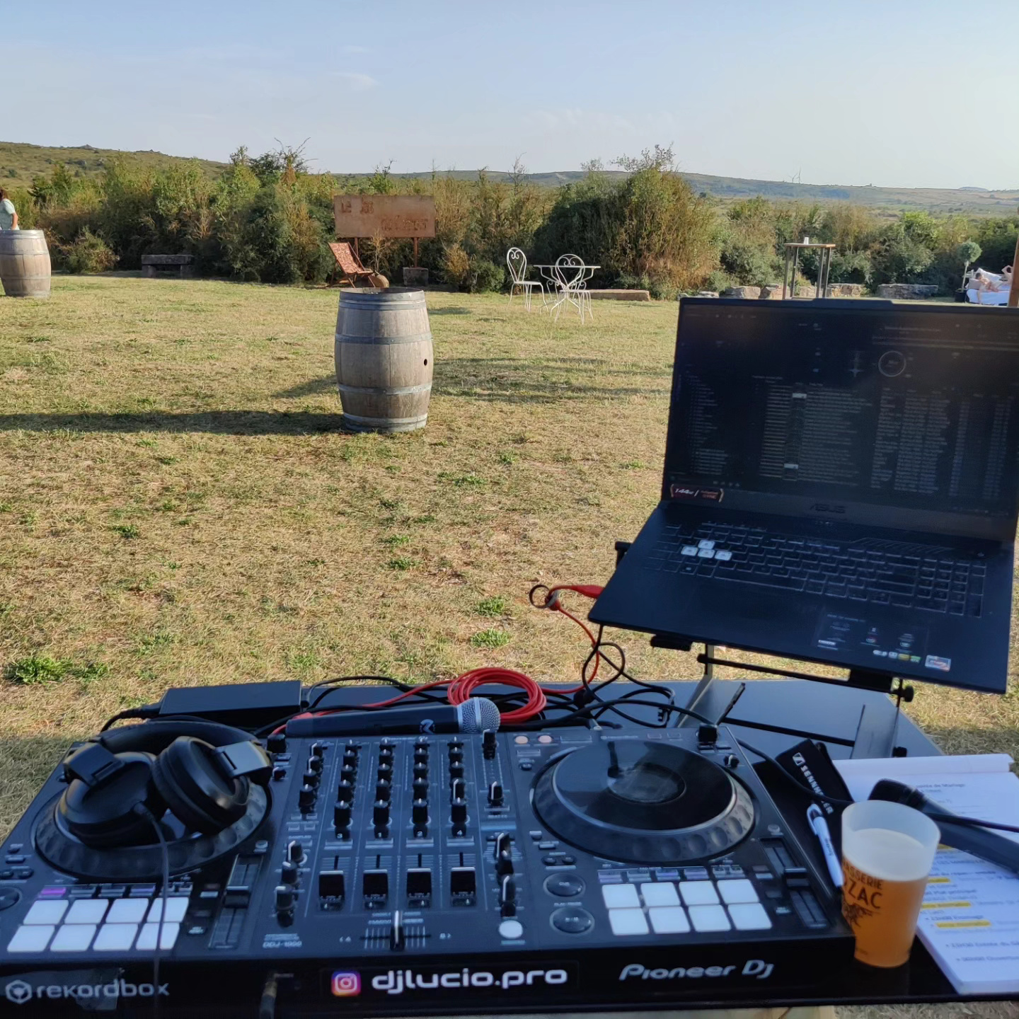 Setup vu depuis le DJ au Jas du Camper pour un mix pendant un vin d'honneur