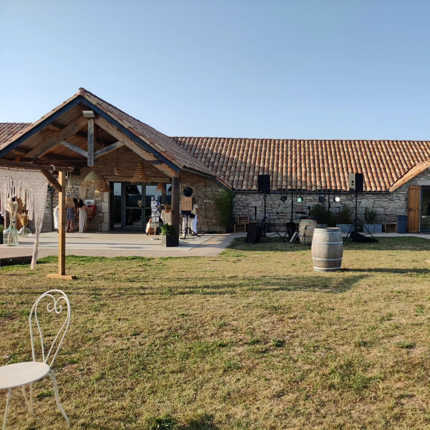 Photo de la salle du Jas du Camper vue de l'extérieur lors d'un mariage